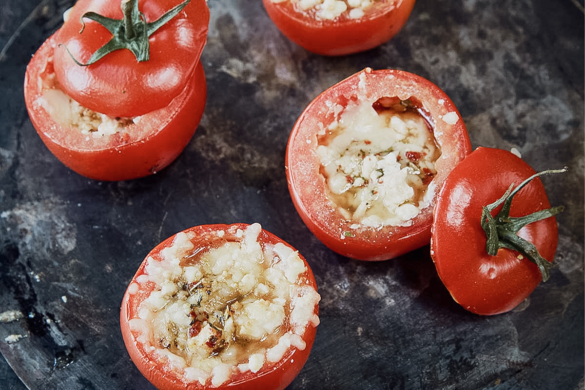 Gegrillte Tomaten mit Käsefüllung