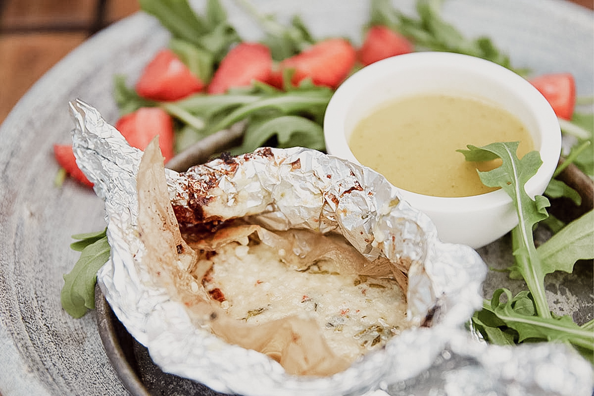 Käseschiffchen mit Rucola-Erdbeer-Salat