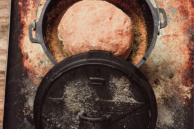 Fluffig und heiß genießen: Krustenbrot aus dem Dutch Oven