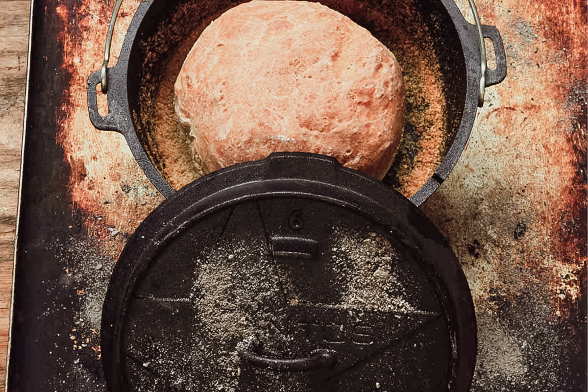 Fluffig und heiß genießen: Krustenbrot aus dem Dutch Oven