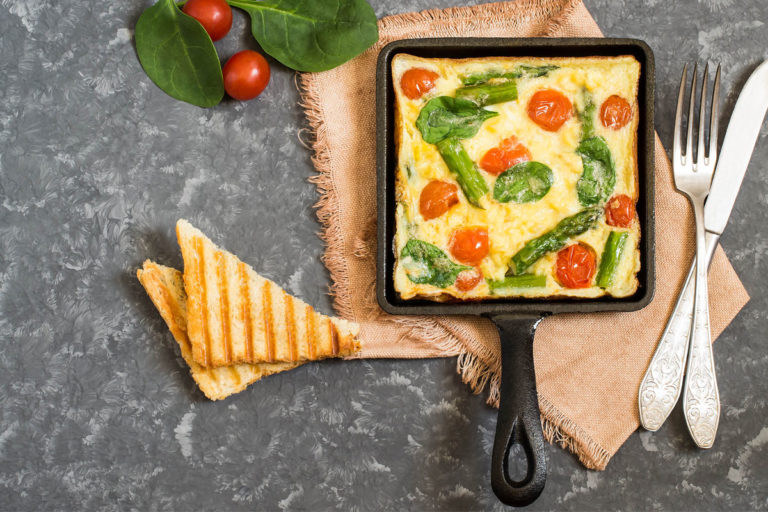 Omelett mit grünem Spargel und Parmesan