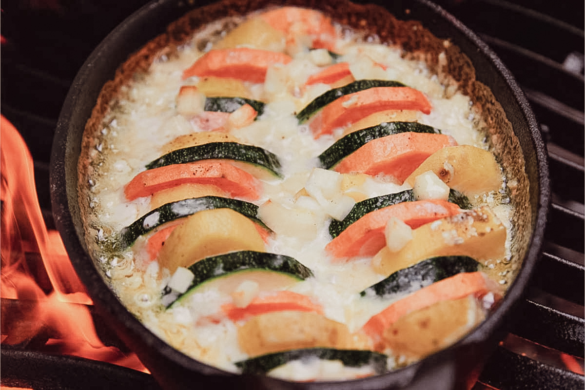 Süßkartoffelgratin mit Zucchini und Halloumi