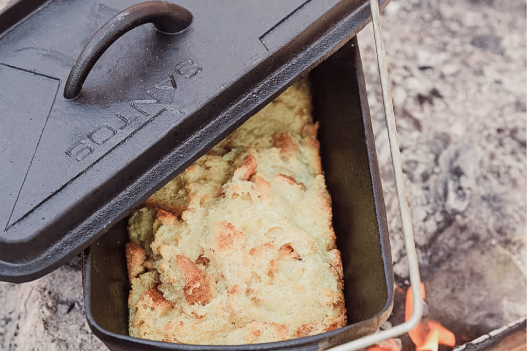 Fluffig und heiß genießen: Krustenbrot aus dem Dutch Oven - SANTOS ...