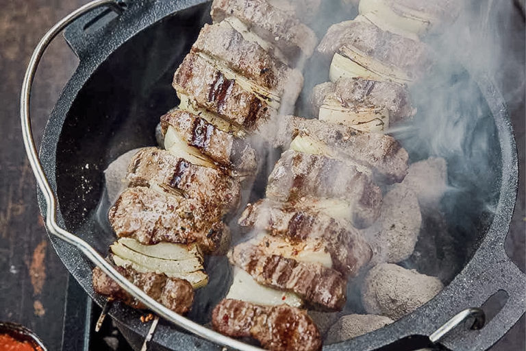 Kaukasischer Schaschlik Spieß vom Grill