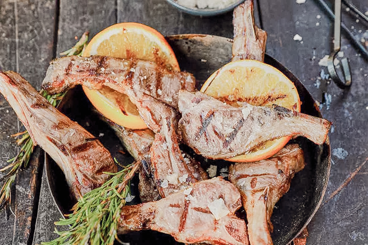 Lammkoteletts mit saftigen Orangenscheiben