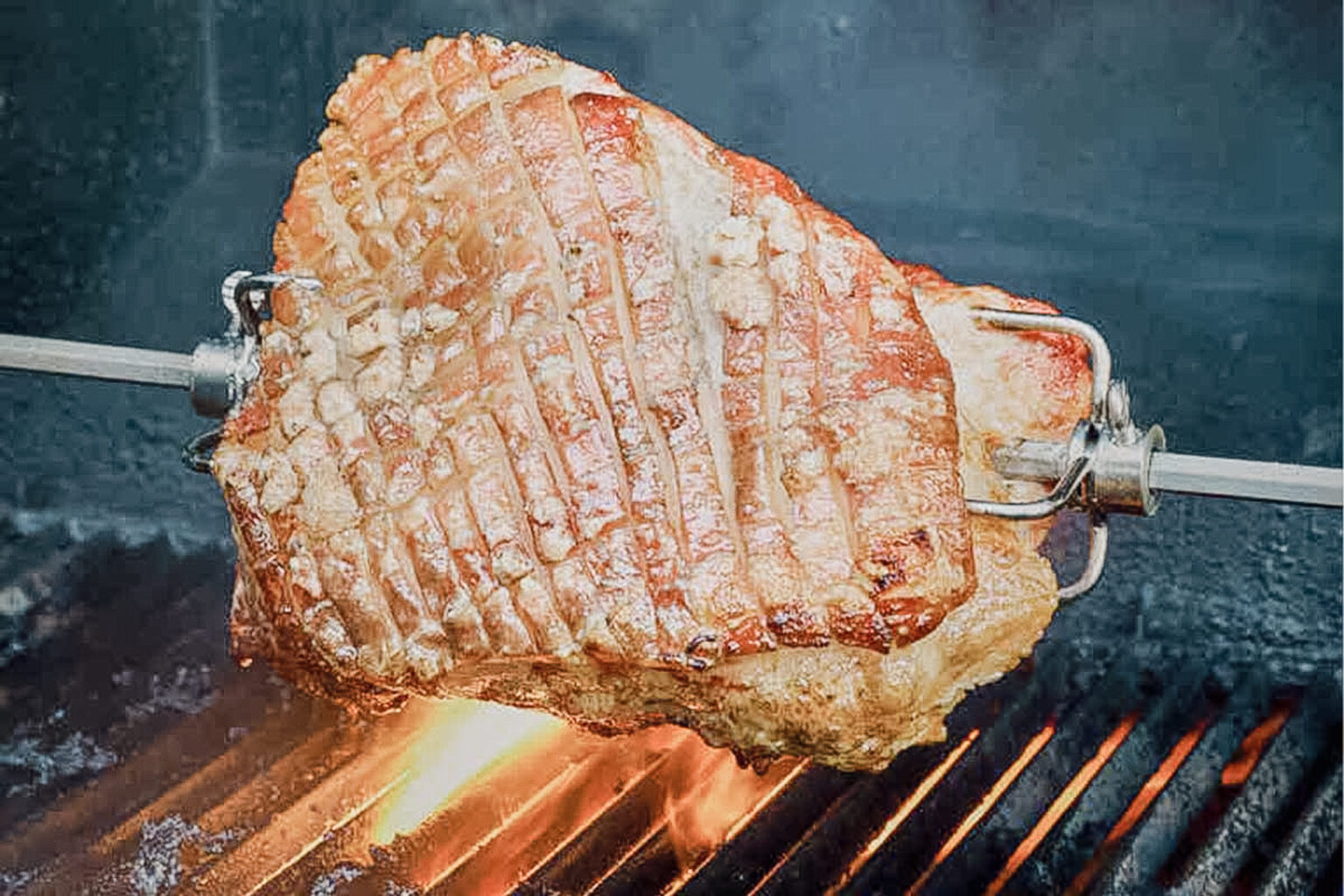 Spießbraten vom Drehspieß mit Schmorzwiebeln - Santos Grill Magazin