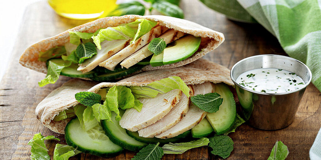 Avocado-Hähnchen Pita