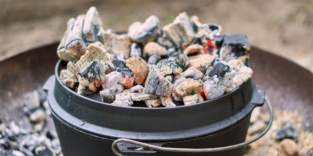 Dutch oven mit holzkohle befeuern