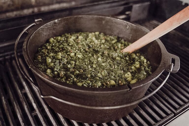 Grünkohl mit Kartoffeln und Würstchen aus dem Dutch Oven