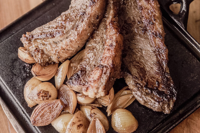 Grünkohl mit Kartoffeln und Würstchen aus dem Dutch Oven