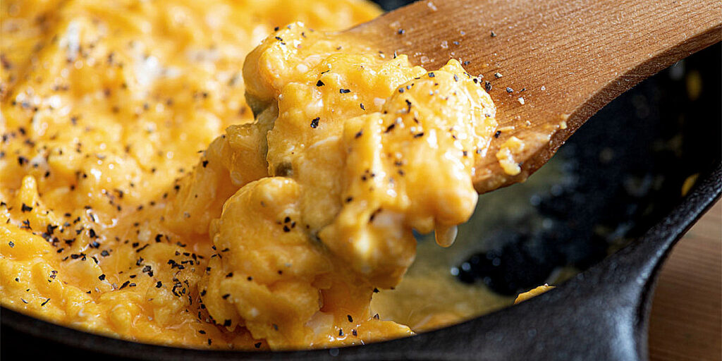 Rührei mit Speck aus der Gusspfanne - SANTOS Grill Magazin