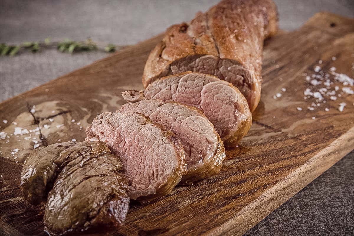 Schweinefilet ist das zarteste und magerste Fleisch vom Schwein. Es ist besonders saftig und schmeckt hervorragend gegrillt, gebraten oder gebacken.