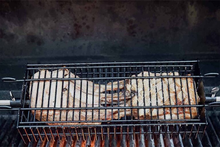 Schweinskarre im Korb mit Apfelmus