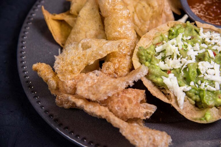 Chicharrones mit Guacamole