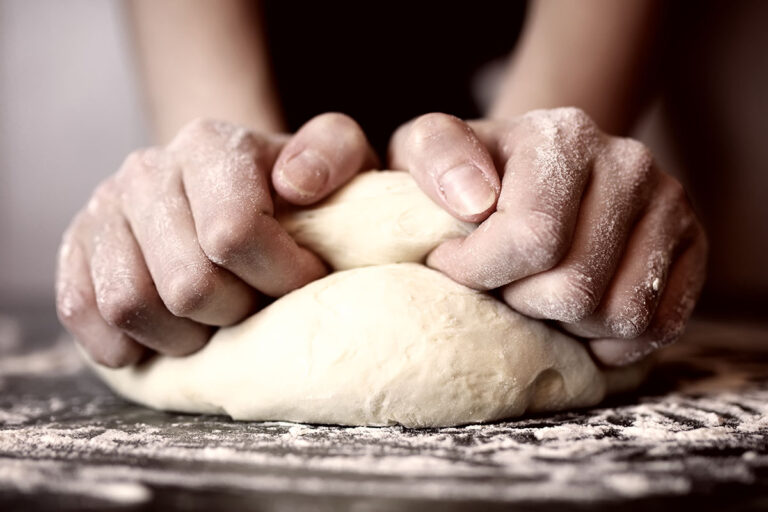 Pizzateig selber machen: Herstellung und Unterschiede