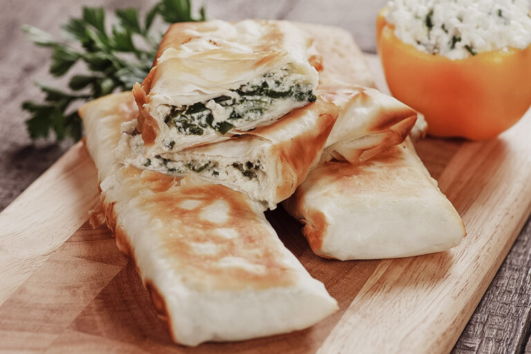 Börek mit Spinat und Feta aus dem Pizzaofen