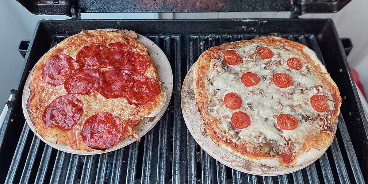 Grilltest_Sven Broil King Porta Chef 320 Pizza auf Pizzastein