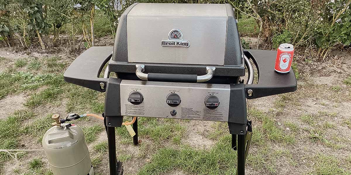 Grilltest_Sven Broil King Porta Chef 320 mit Gasflasche