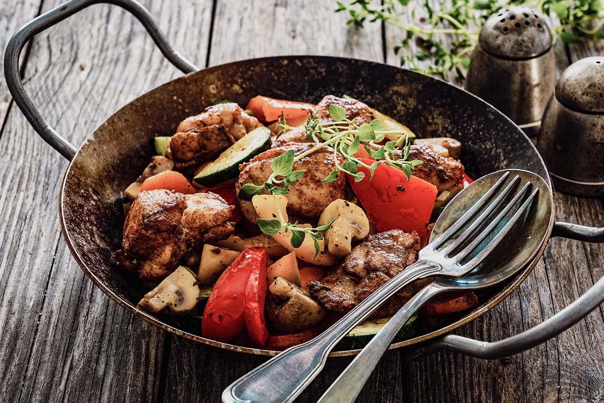 Kebab aus der Gusspfanne im Pizzaofen zubereiten