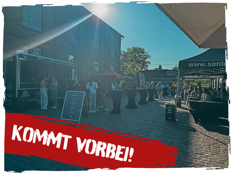 SANTOS Gelände mit Foodtrucks und Besuchern des SANTOS Sunset BBQ Markets bei strahlendem Sonnenschein. Kommt vorbei!