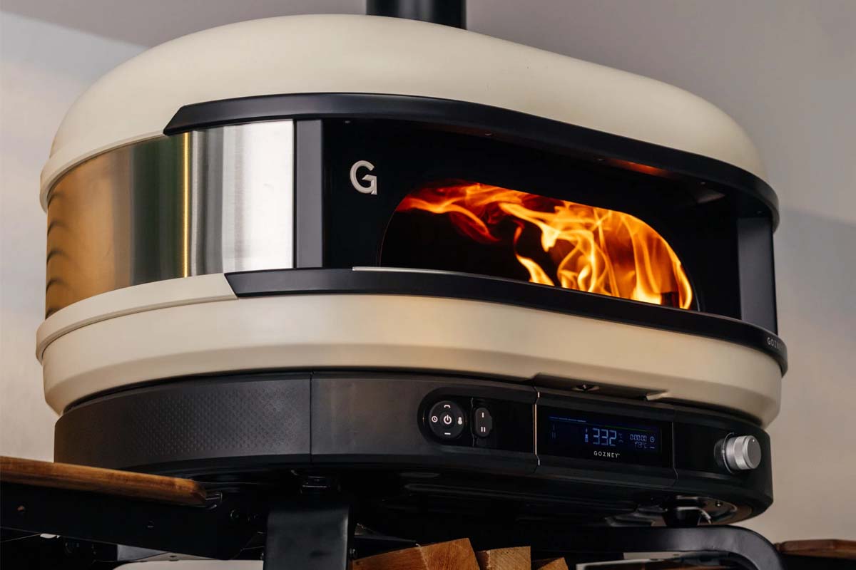Gozney Dome Gen 2 mit Flammen, beiger Pizzaofen