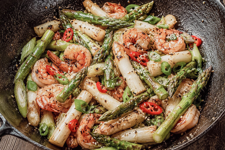 Spargel mit Garnelen aus dem Wok