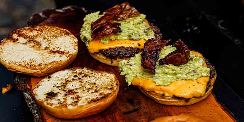 Drei-Länder Smashed Burger mit Jalapeño-Guacamole und Ahorn-Bacon