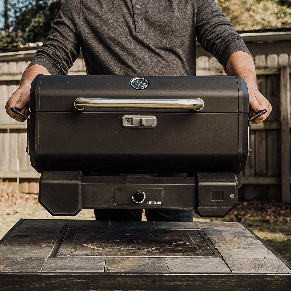 Tragbarer Masterbuilt Holzkohle Grill und Smoker mit Wagen