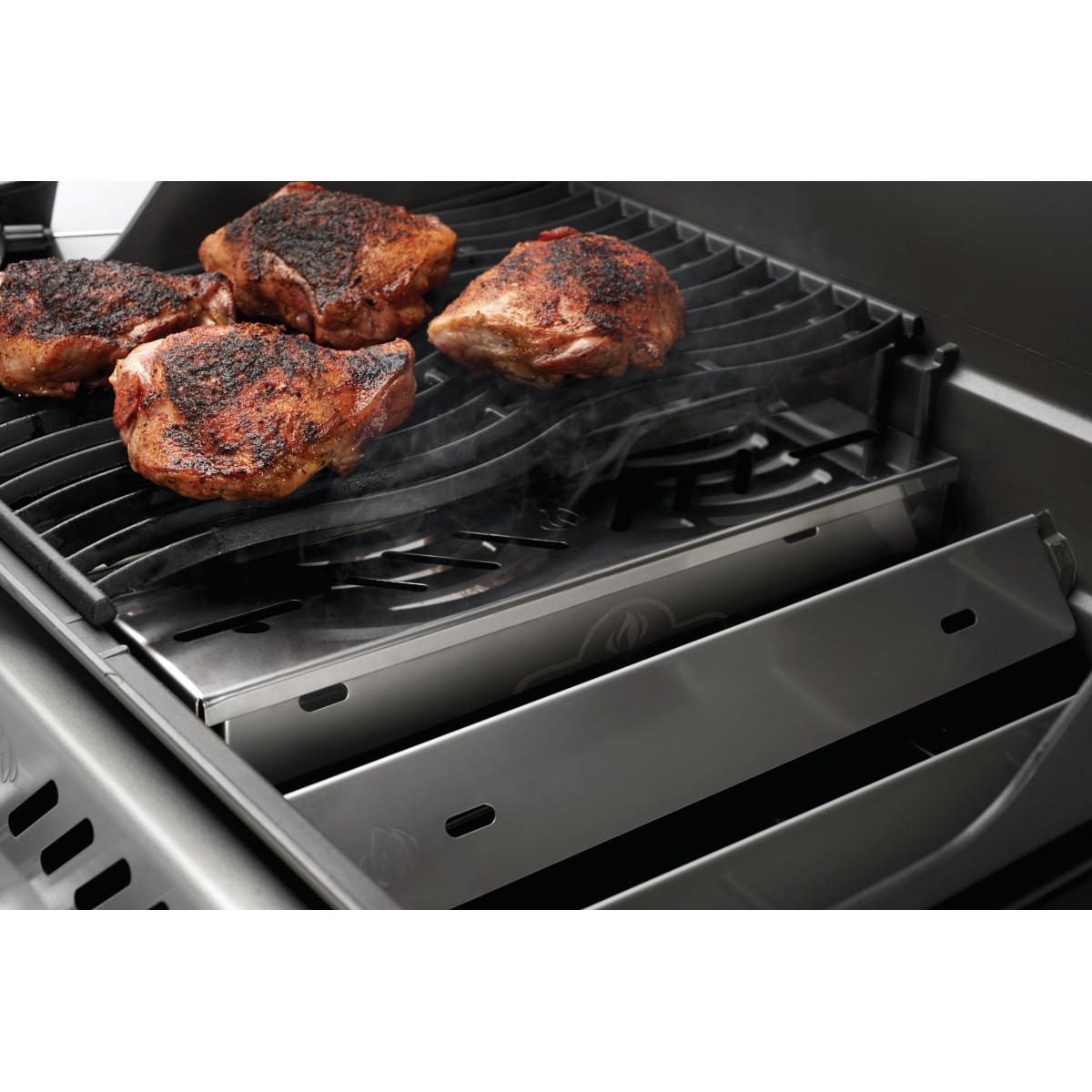 Napoleon Smoker-Box für Hitzeverteilersystem im Gasgrill eingesetzt Napoleon Smoker-Box für Hitzeverteilersystem im Gasgrill eingesetzt