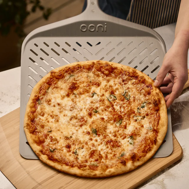 Ooni Signature Pizzaschieber perforiert – Präzision und Premiumqualität für perfekte Pizza
