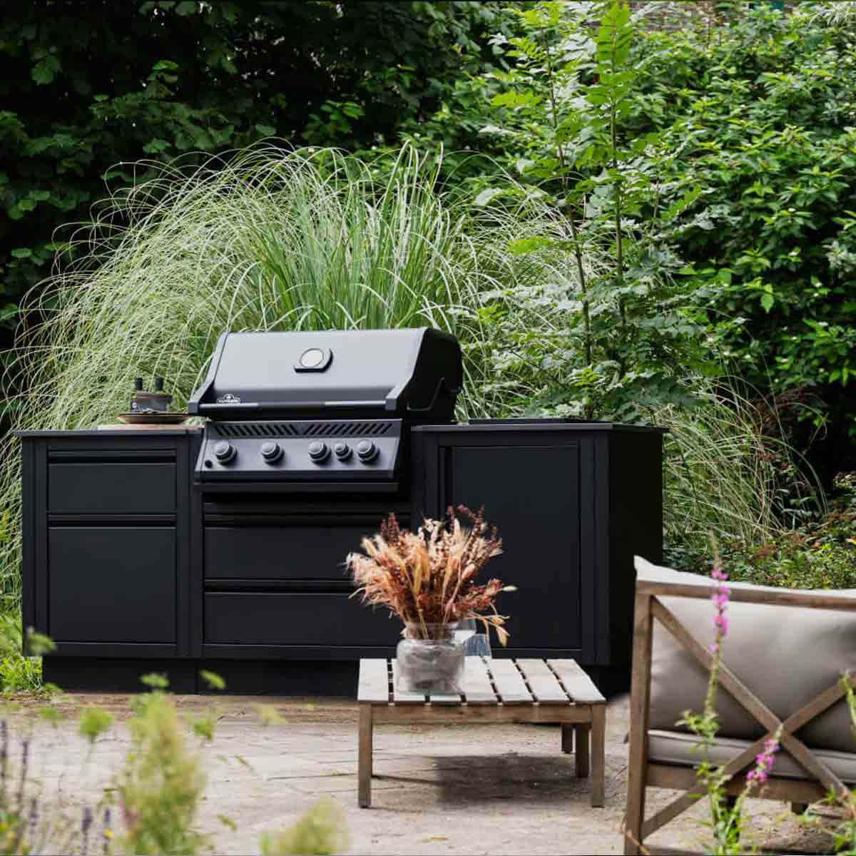 Napoleon Oasis Einbaugrill-Unterschrank, kombiniert mit Einbaugrill und Oasis Schränken