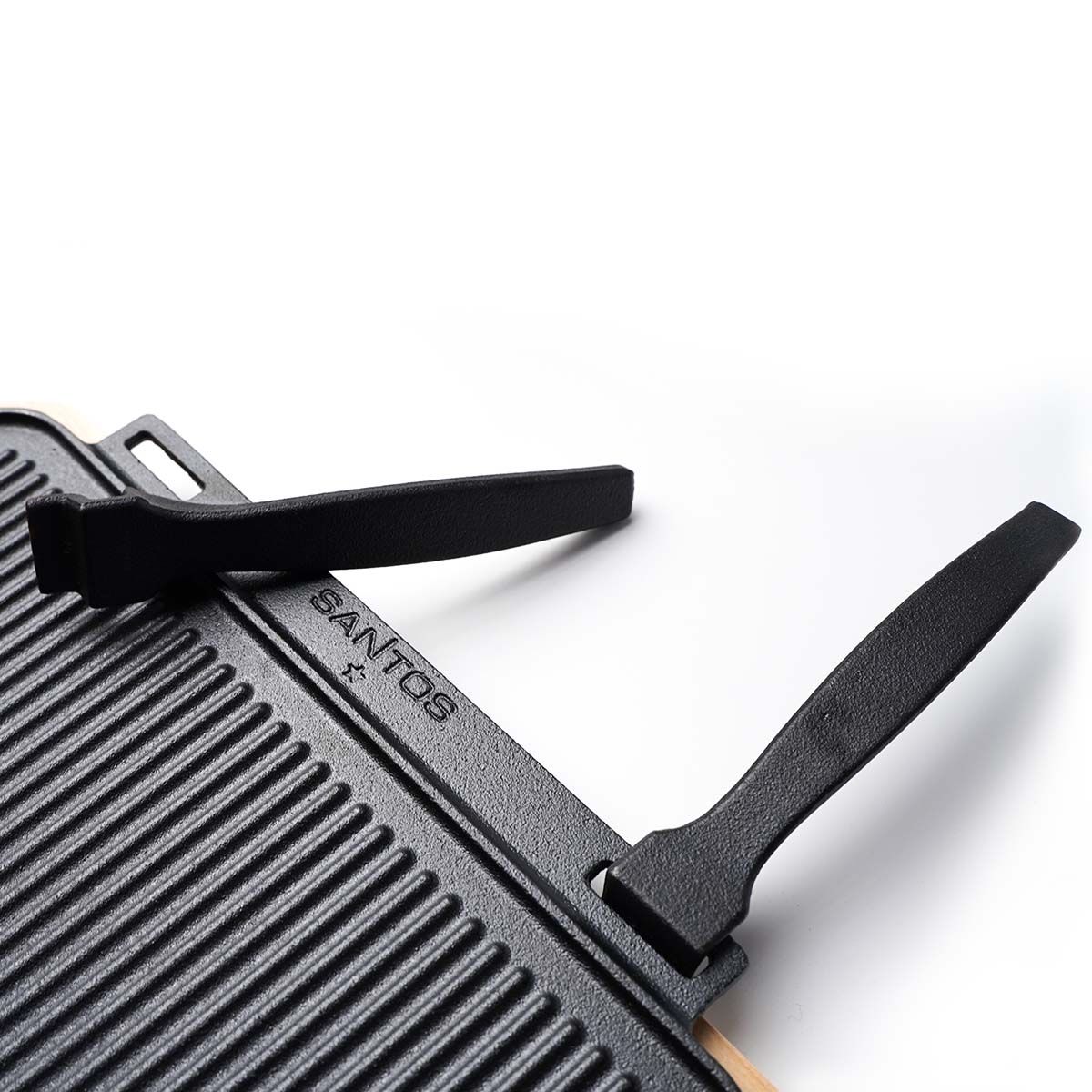 S Wende-Gussplatte mit Holzuntersetzer und abnehmbaren Griffen 40 cm x 32,25 cm x 1,9 cm S Wende-Gussplatte mit Holzuntersetzer und abnehmbaren Griffen 40 cm x 32,25 cm x 1,9 cm