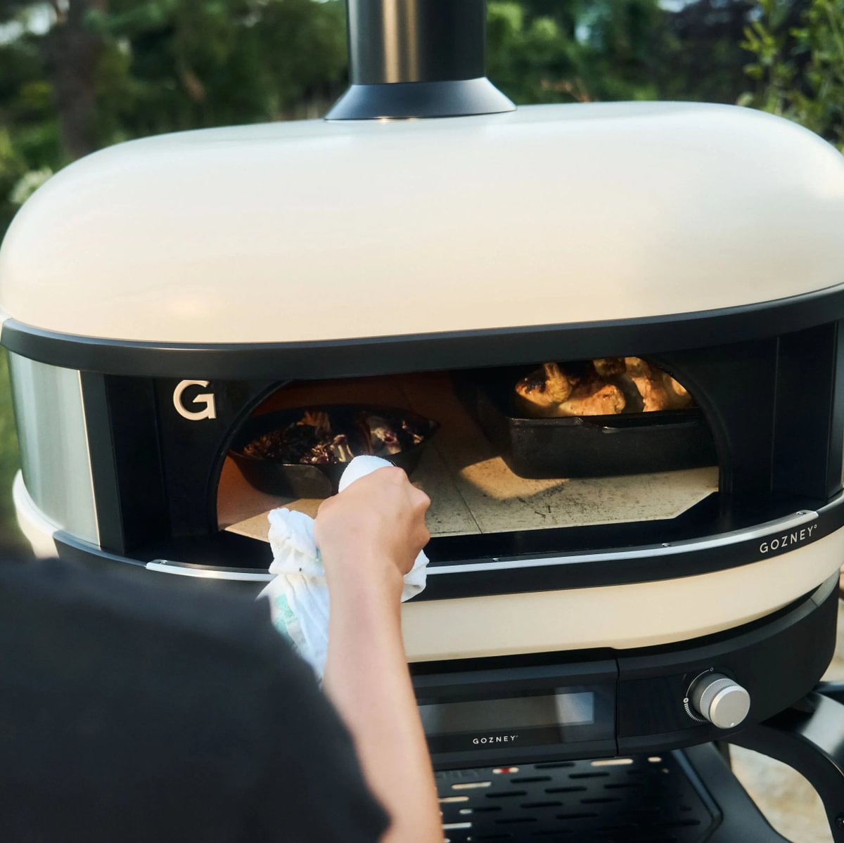 Gozney Pizzaofen Dome Gen 2.0 | Cremeweiß Nahaufnahme mit Essen und Flammen