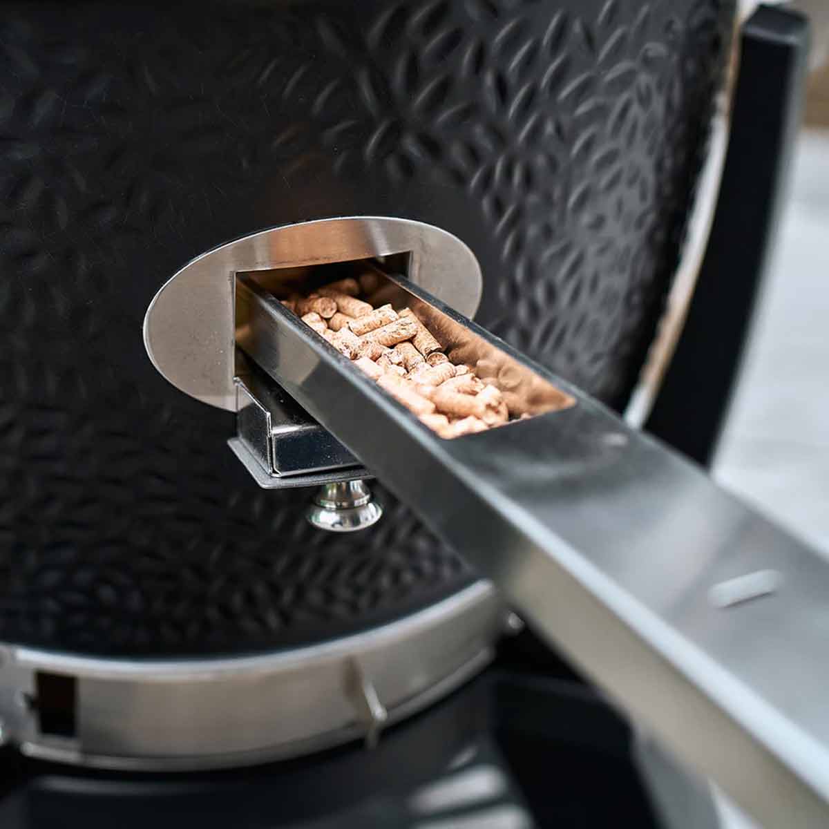 Monolith Keramikgrill Two.66 Detailansicht: Chip Feeder