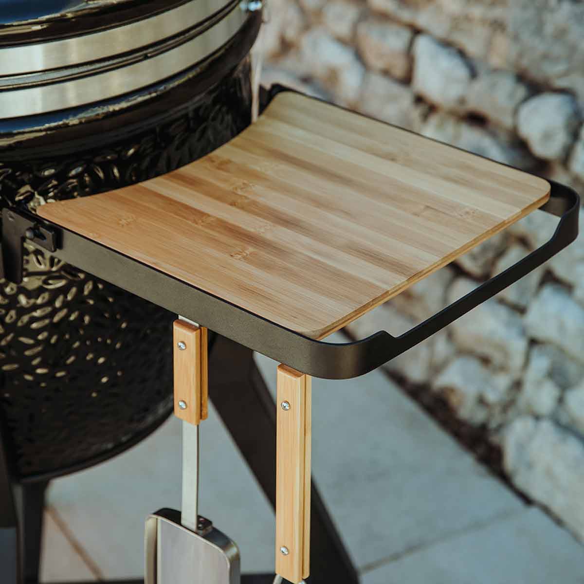 Monolith Keramikgrill Two.55 Detailansicht: Seitenablage aus Bambus