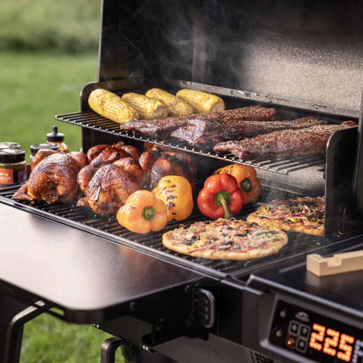 Traeger Pelletgrill Woodridge mit optional erhältlichem P.A.L. Zubehör