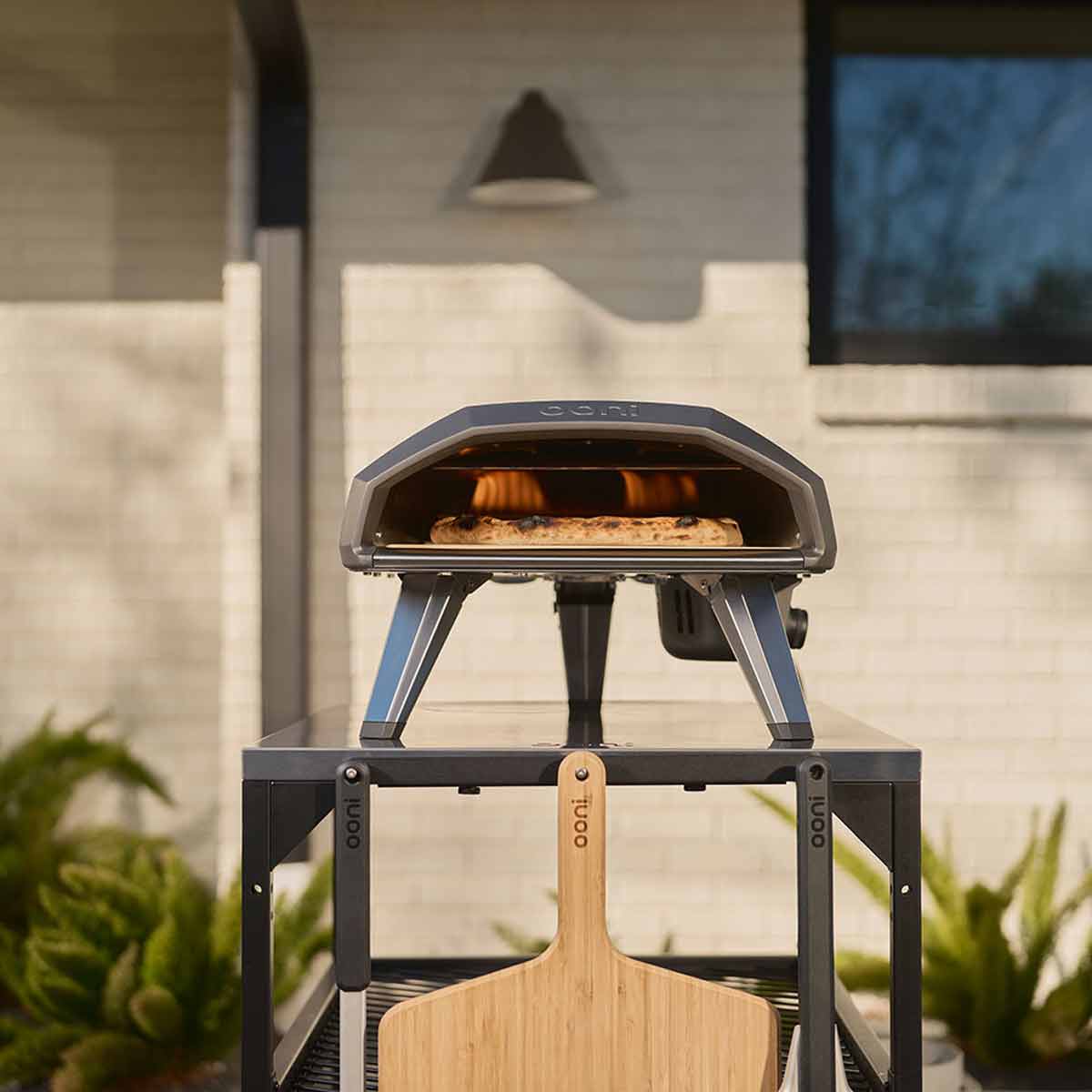 Ooni Koda 2 Gas Pizzaofen, in Gebrauch auf Beistelltisch