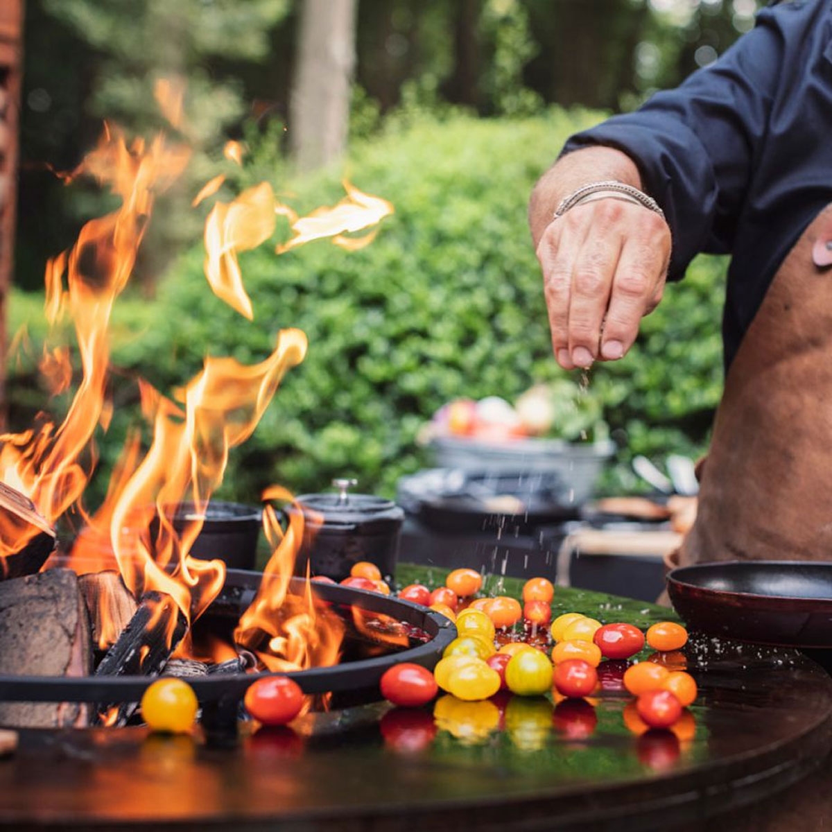 Vielfältiges Grillen auf der OFYR Feuerschale Island Black 100 PRO Keramik Dunkelgrau Vielfältiges Grillen auf der OFYR Feuerschale Island Black 100 PRO Keramik Dunkelgrau