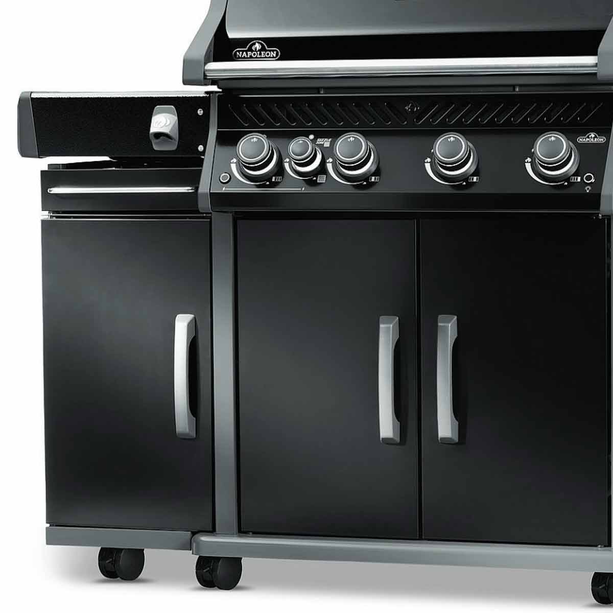 Napoleon Rogue Pro Seitenschrank, schwarz glänzend Napoleon Rogue Pro Seitenschrank, schwarz glänzend, links am Grill montiert