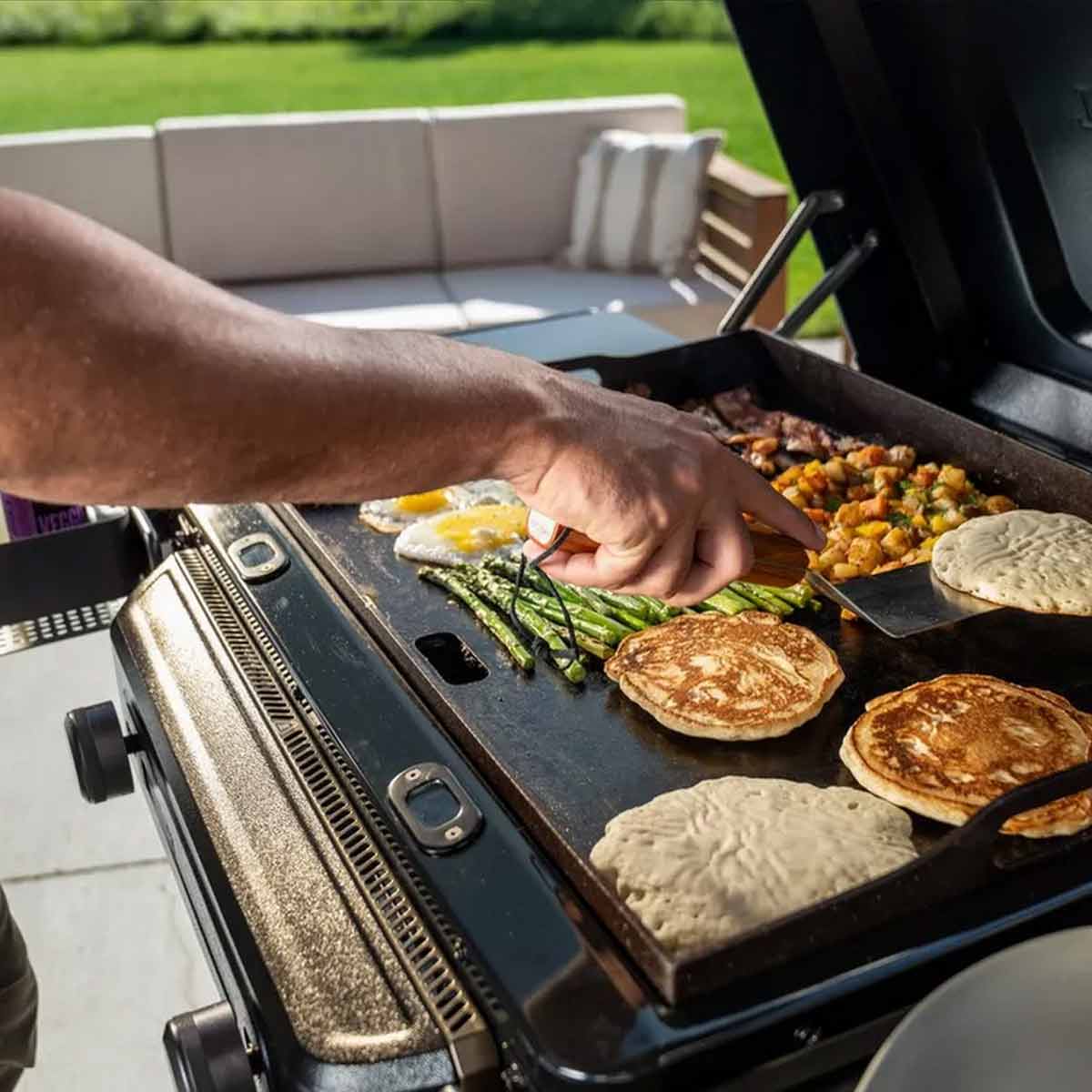 Pancakes, Spargel und Bacon auf der Plancha des Traeger Flatrock 2
