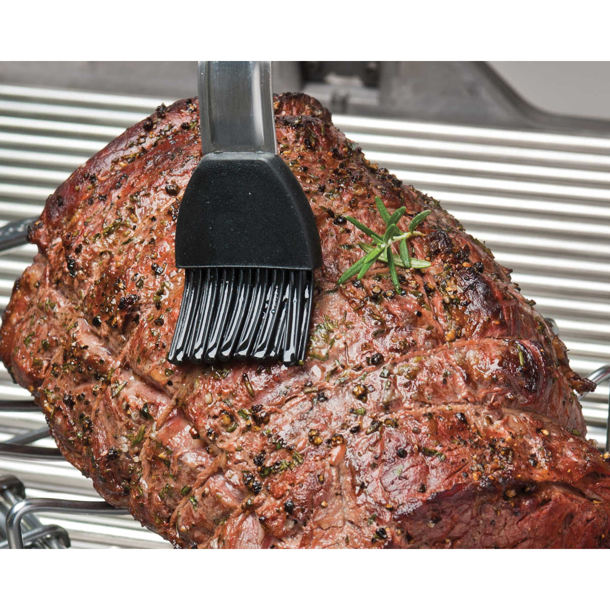 Broil King Silikonpinsel Imperial in Anwendung 2 Broil King Silikonpinsel Imperial in Anwendung 2
