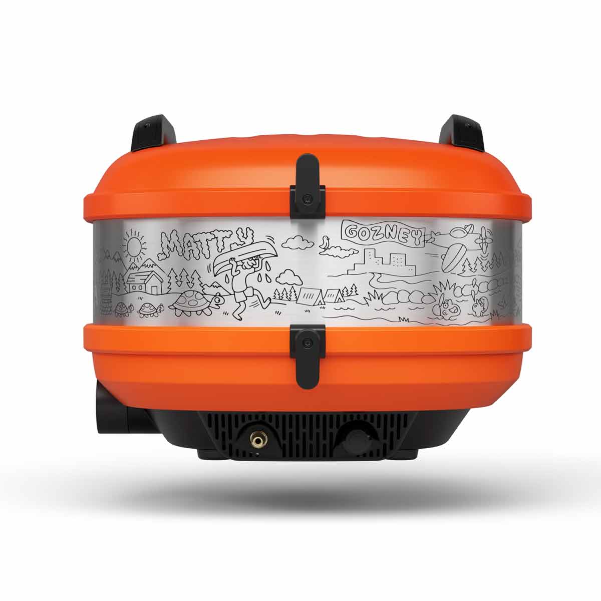 Gozney Tread Pizzaofen in der Matty Matheson Edition, Rückansicht mit gelaserten Figuren aus "Camp Matty’s World" Gozney Tread Pizzaofen in der Matty Matheson Edition, Rückansicht mit gelaserten Figuren aus "Camp Matty’s World"