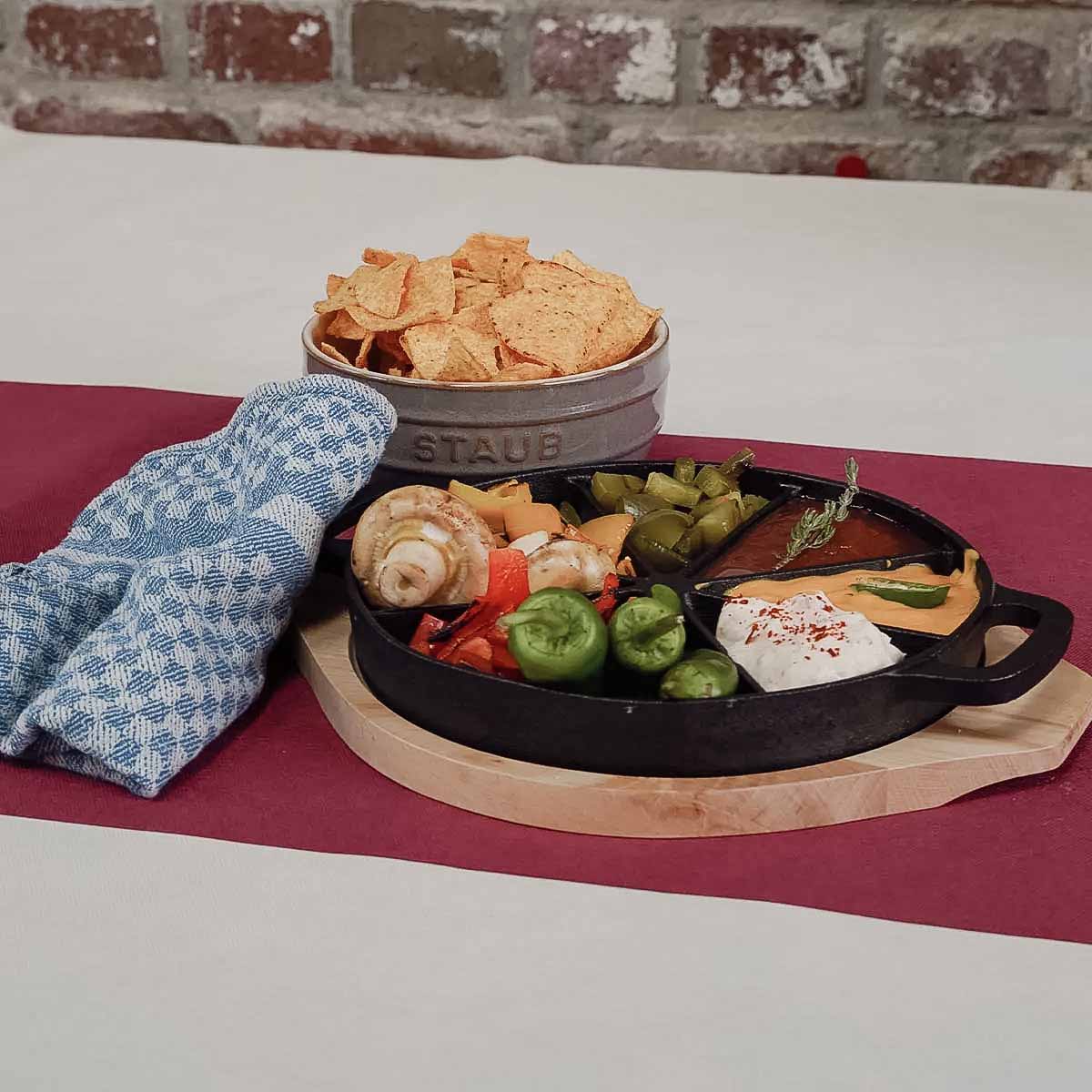 SANTOS Wedge Pan mit Holz-Serviertablett Ø 21,5 x 3 cm, Gusseisen SANTOS Wedge Pan mit Holz-Serviertablett Ø 21,5 x 3 cm, Gusseisen