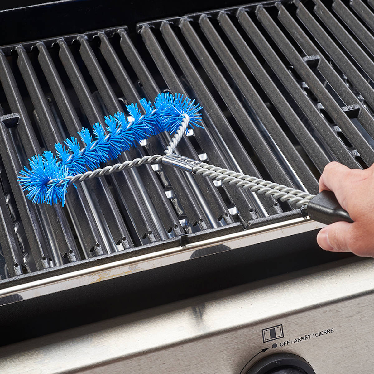 Broil King Nylonbürste in Anwendung auf Grill Broil King Nylonbürste in Anwendung auf Grill