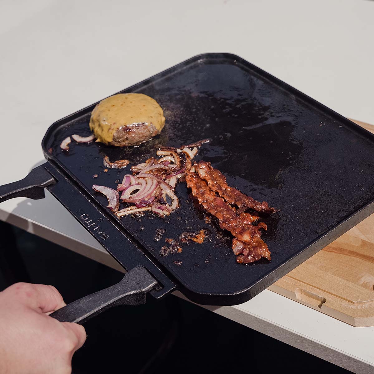 S Wende-Gussplatte mit Holzuntersetzer und abnehmbaren Griffen 40 cm x 32,25 cm x 1,9 cm S Wende-Gussplatte mit Holzuntersetzer und abnehmbaren Griffen 40 cm x 32,25 cm x 1,9 cm