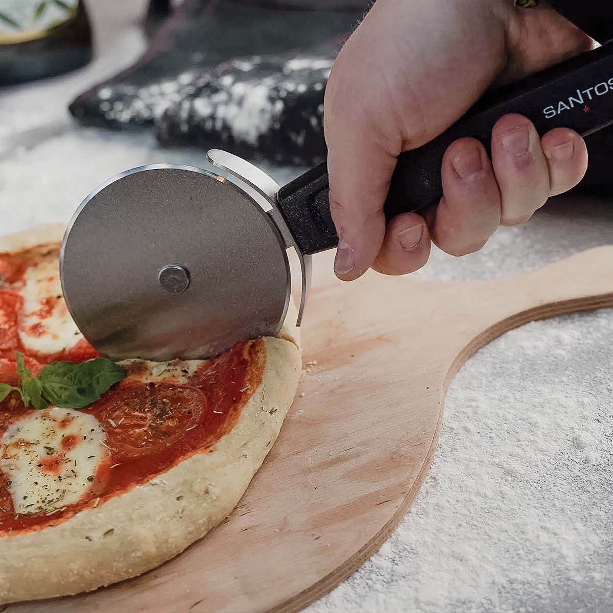 Pizzaschneider verletzungsfreies - Edelstahl - - Pizza-Cutter SANTOS 27x2x10cm - sicheres & Pizzamesser, schneiden ergonomischem Pizzaroller, Griff