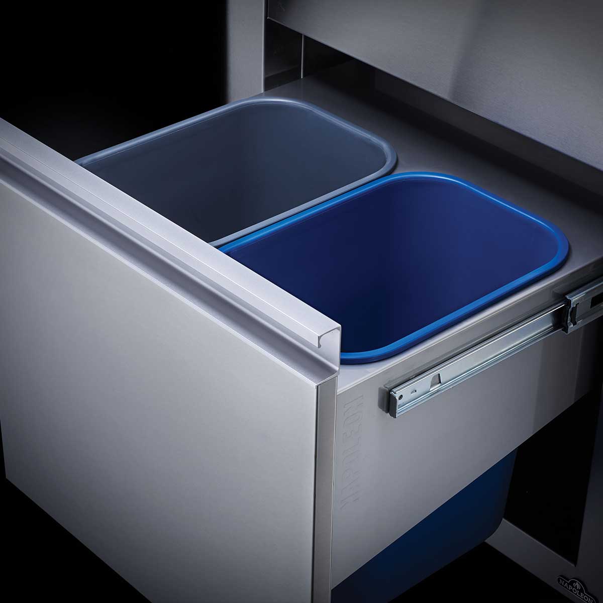 Napoleon Einbau-Mülleimer-Schrank & Küchenrollenhalter (46 x 61 cm) Napoleon Einbau-Mülleimer-Schrank & Küchenrollenhalter (46 x 61 cm)