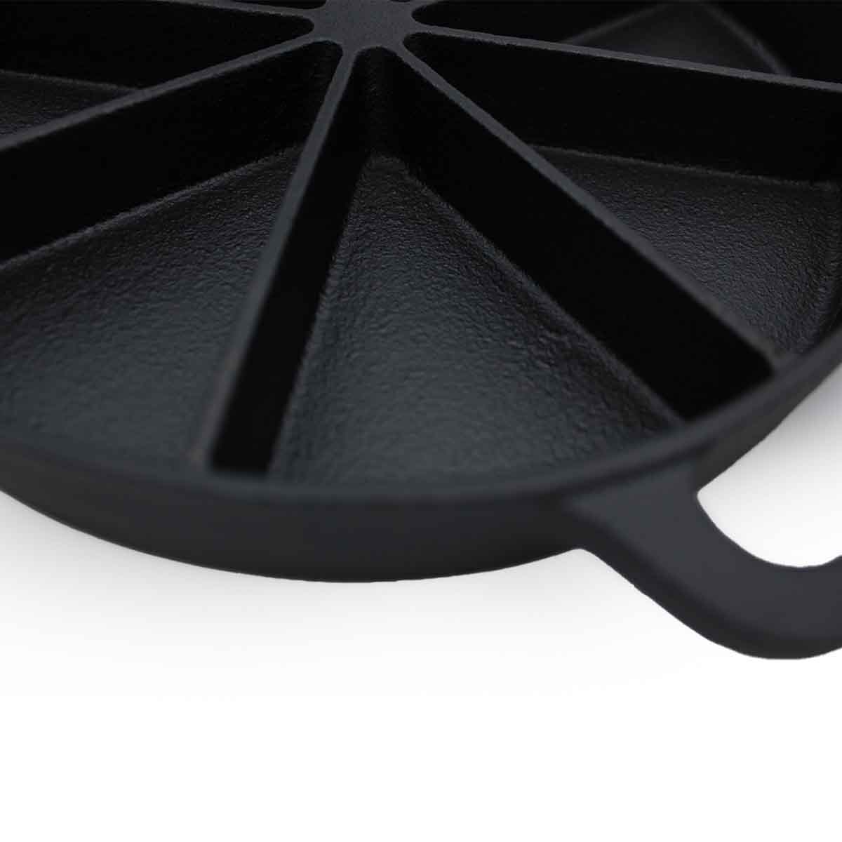 SANTOS Wedge Pan mit Holz-Serviertablett Ø 21,5 x 3 cm, Gusseisen, Pfanne Detailaufnahme SANTOS Wedge Pan mit Holz-Serviertablett Ø 21,5 x 3 cm, Gusseisen, Pfanne Detailaufnahme