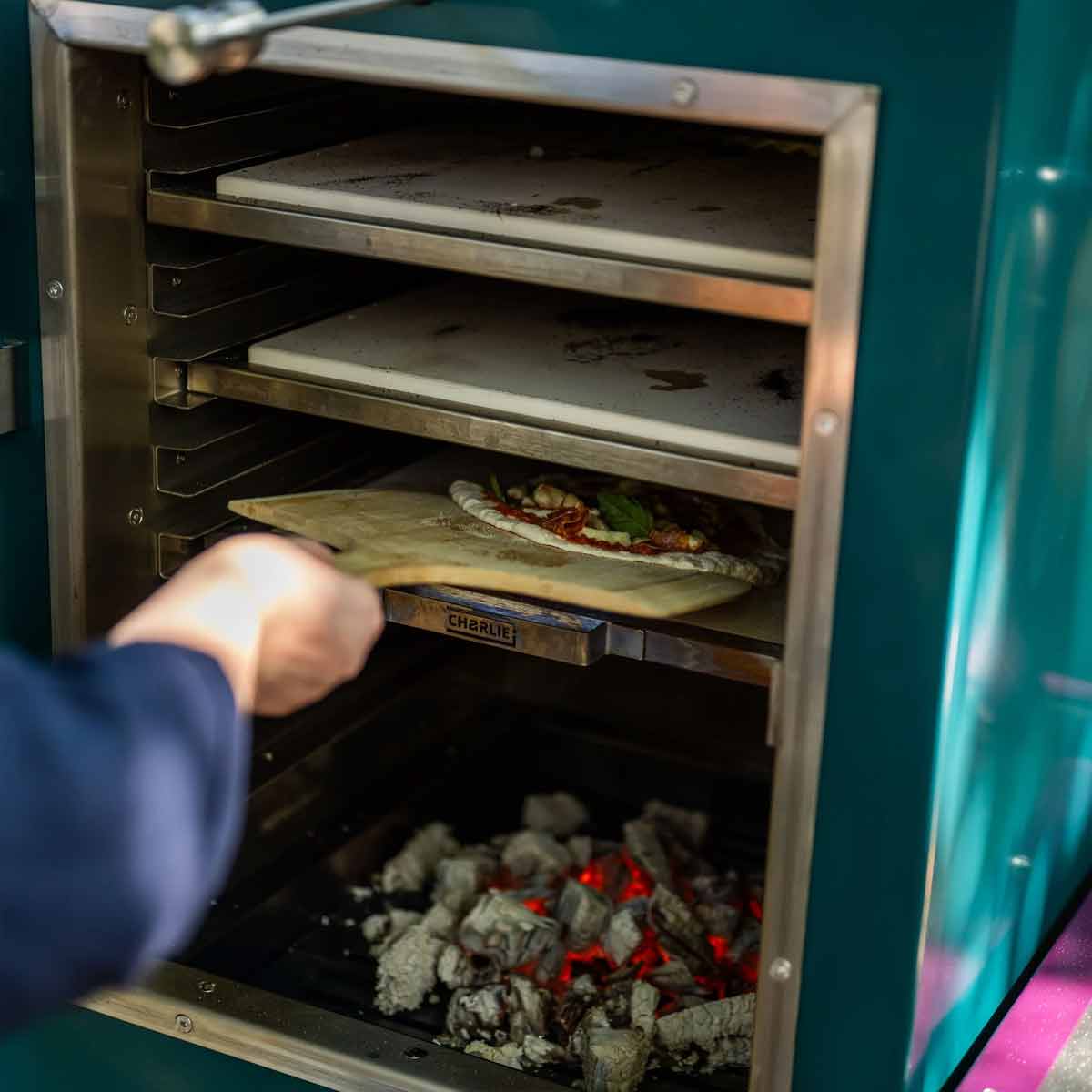 Charlie Oven Pizzastein, Nutzung im Charlie Oven Holzkohleofen