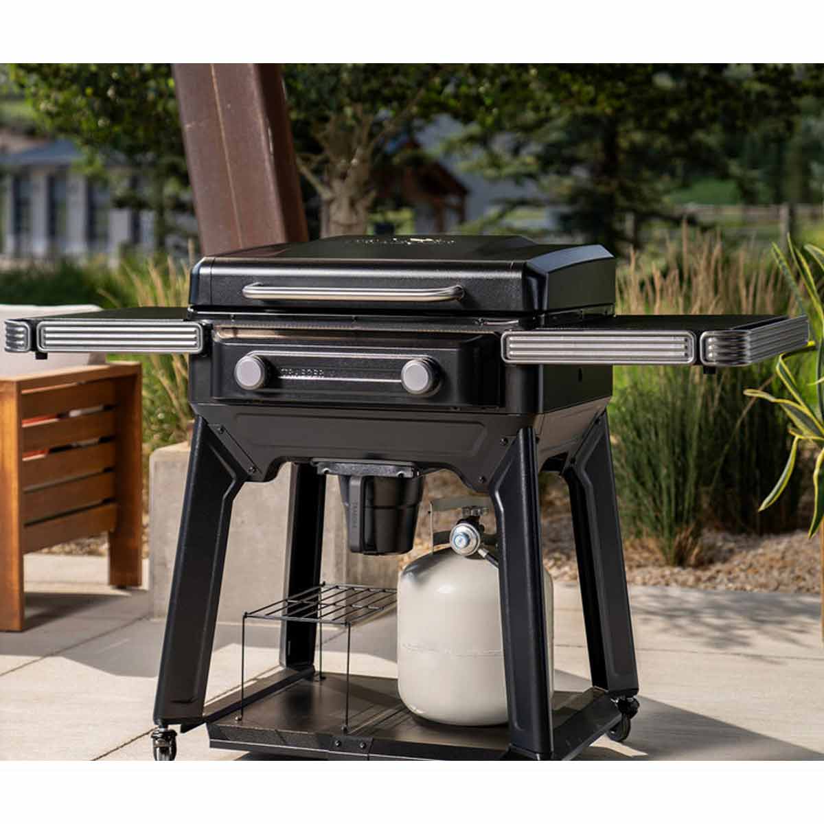 Traeger Flatrock 2 Zonen Plancha Gasgrill mit geschlossenem Deckel